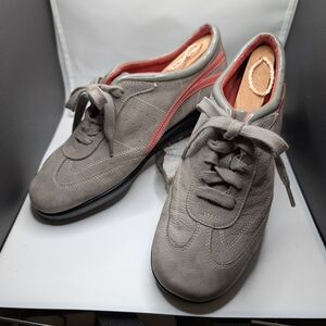 Aerosoles 8m Gray Suede and Red Lace-Up Sneakers